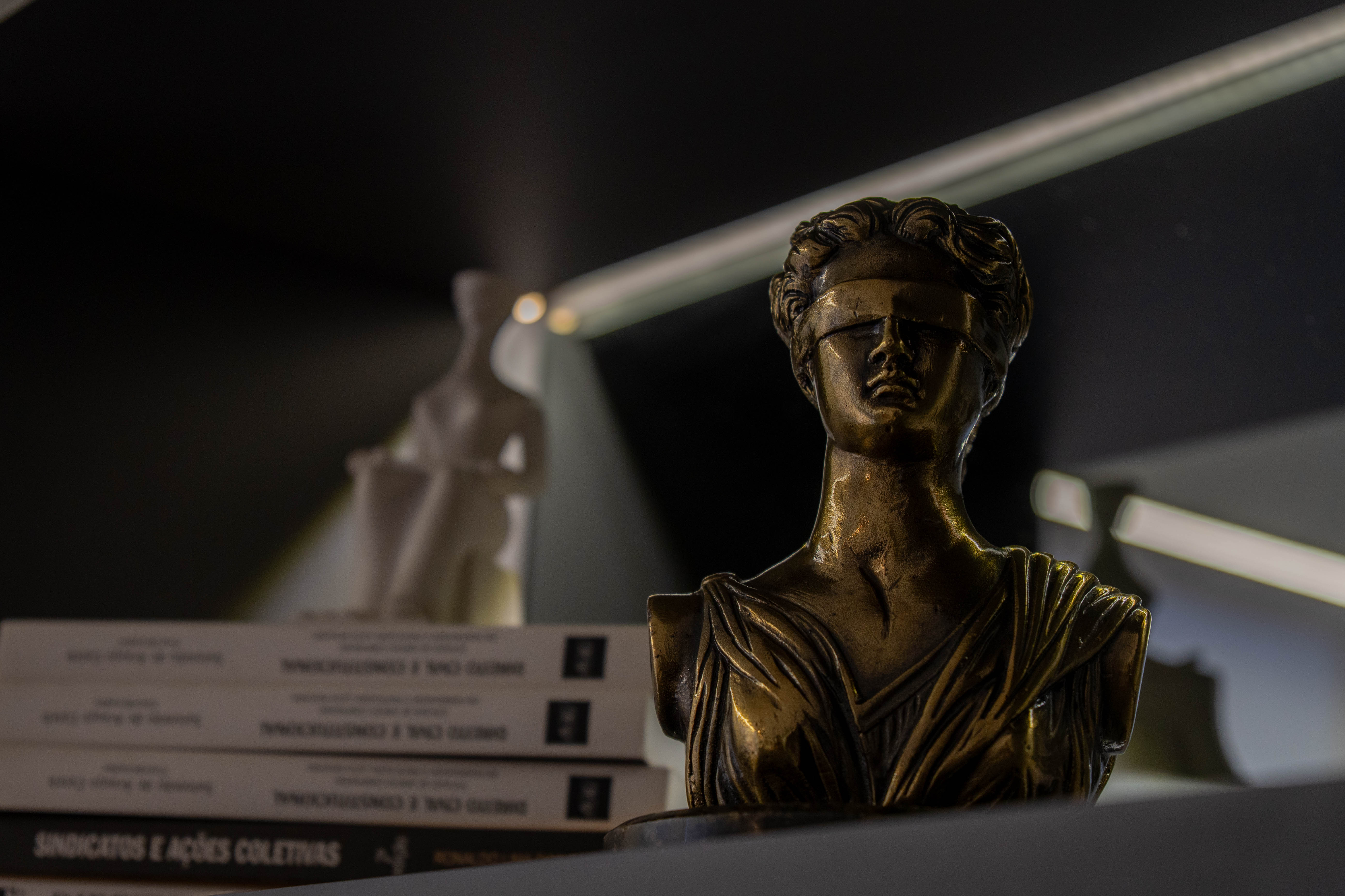 Estátua da Justiça no escritório da Yamakawa